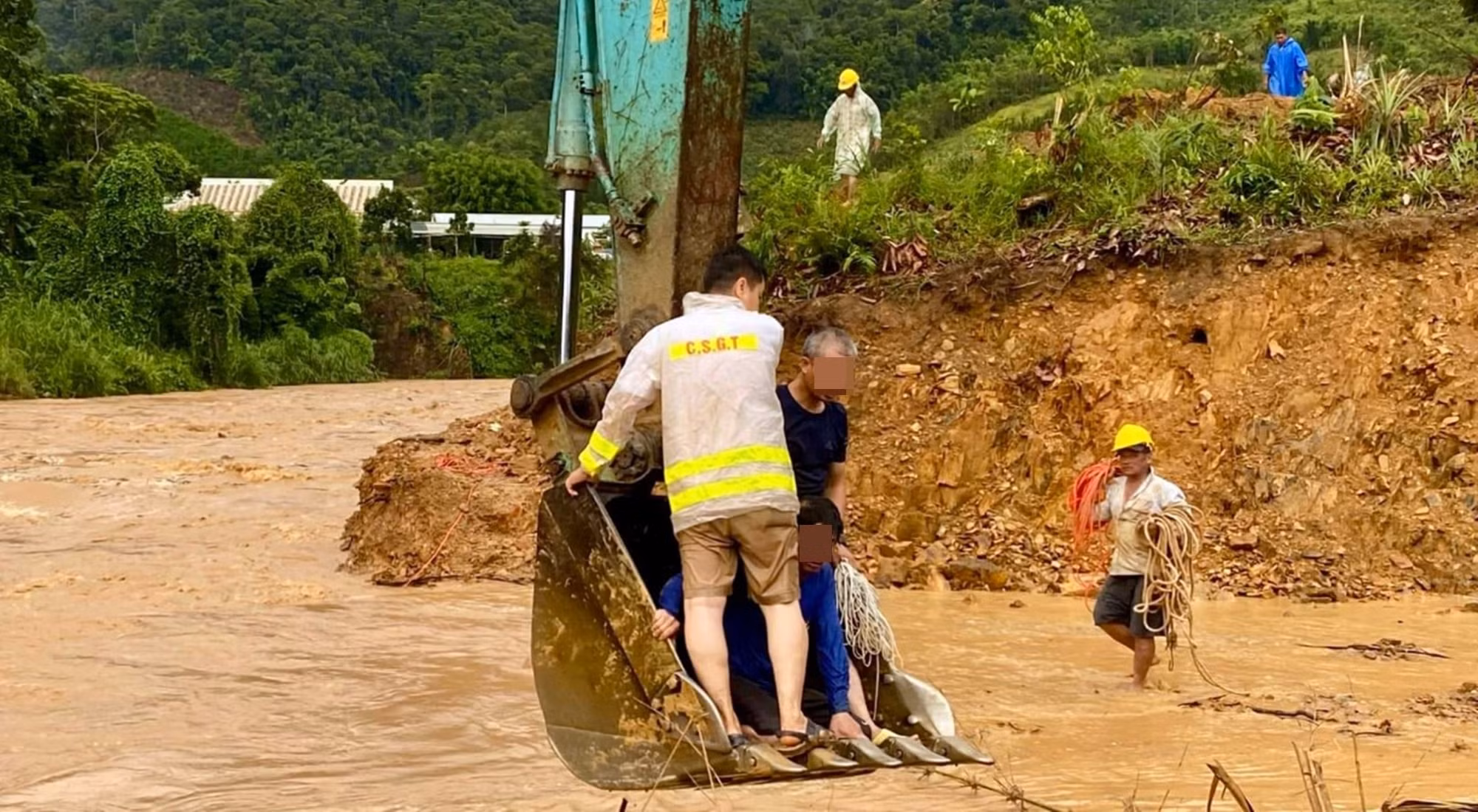 Lực lượng Công an dũng cảm cứu người giữa dòng lũ dữ -0