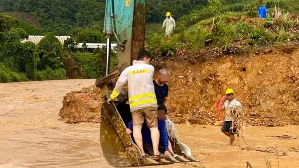 Công an lao xuống dòng lũ dữ cứu người bị nước cuốn trôi