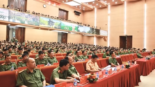 Công an Hà Nội nói chuyện chuyên đề 40 năm thắng lợi Kế hoạch CM12