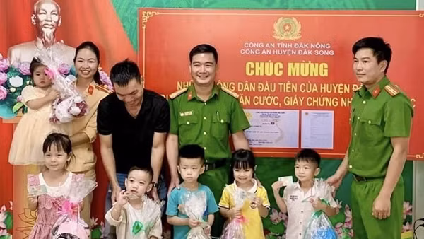 Những công dân "nhí” lần đầu được nhận căn cước
