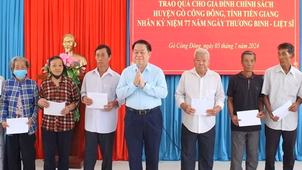 Trưởng Ban Tuyên giáo Trung ương tặng quà gia đình chính sách tại Tiền Giang
