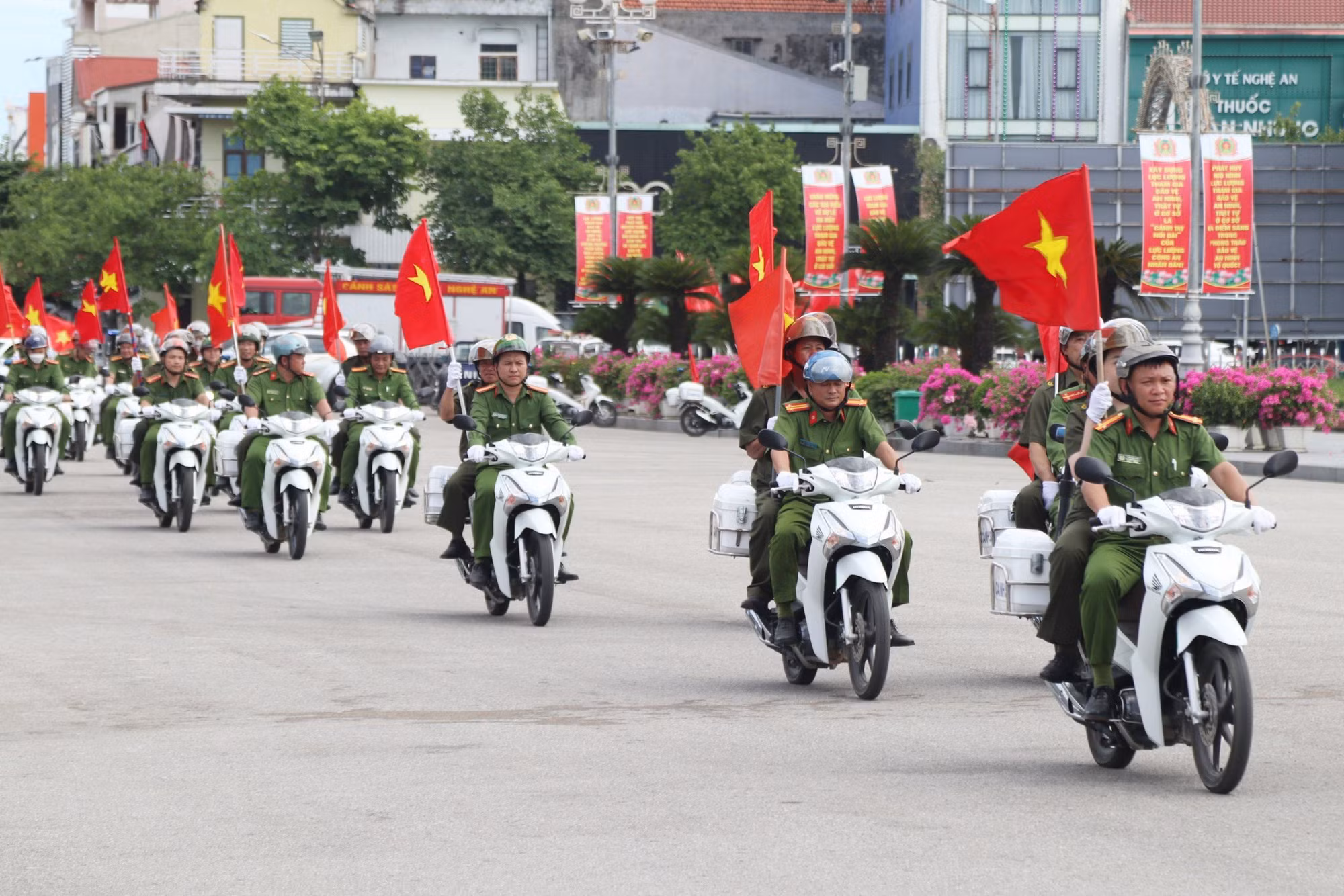 Bộ trưởng Lương Tam Quang: Lực lượng tham gia bảo vệ an ninh, trật tự ở cơ sở phải nỗ lực hết mình, khắc phục khó khăn để hoàn thành xuất sắc mọi nhiệm vụ -0