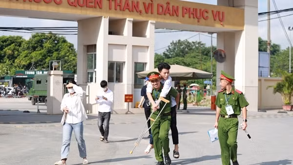 Tiếp sức thí sinh tham dự kỳ thi đánh giá của Bộ Công an năm 2024