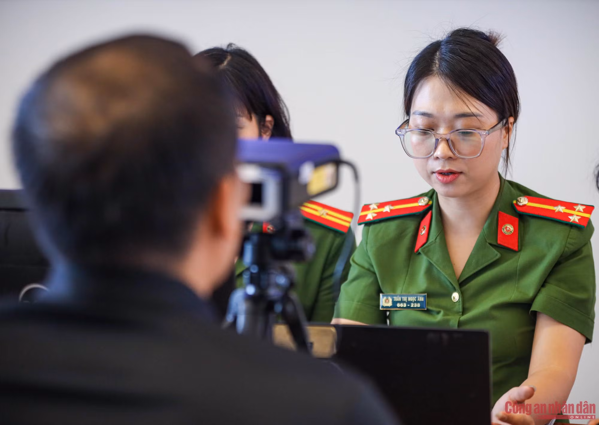 Ngày đầu thu thập sinh trắc học cho Công dân Việt Nam tại sân bay -3