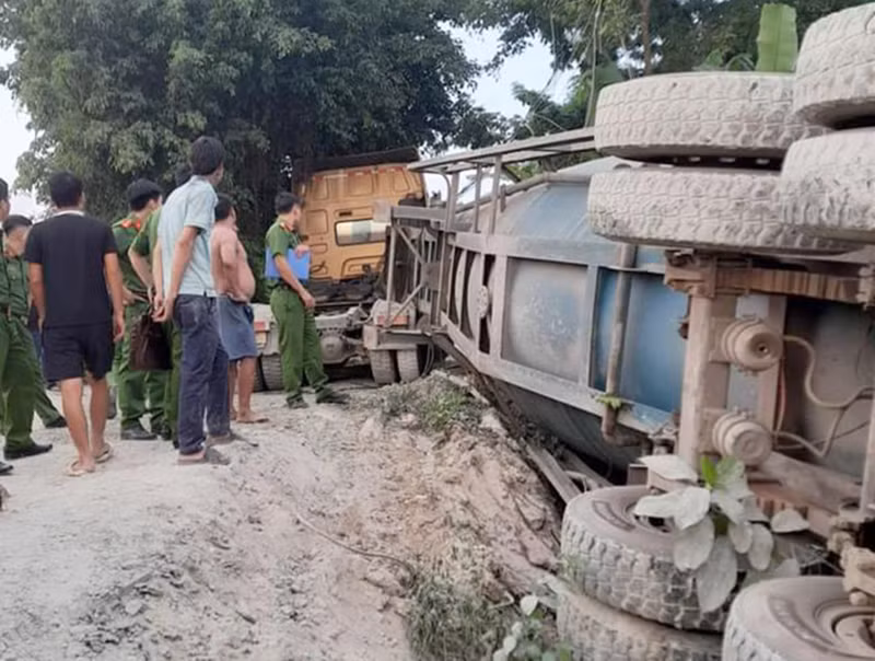 Vĩnh Phúc: Lật xe bồn chở gần trăm tấn xi măng rời, 4 người thoát chết trong gang tấc -0