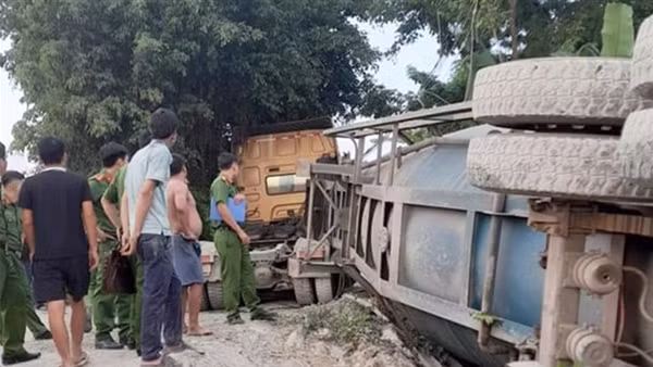 Lật xe bồn chở gần trăm tấn xi măng rời, 4 người thoát chết trong gang tấc