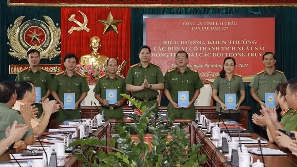 Công an tỉnh Lai Châu khen thưởng các đơn vị có thành tích trong truy bắt đối tượng truy nã
