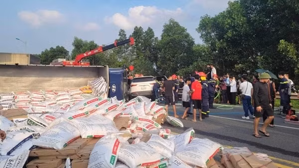 Ô tô con va chạm với xe tải trên cao tốc, 1 người tử vong