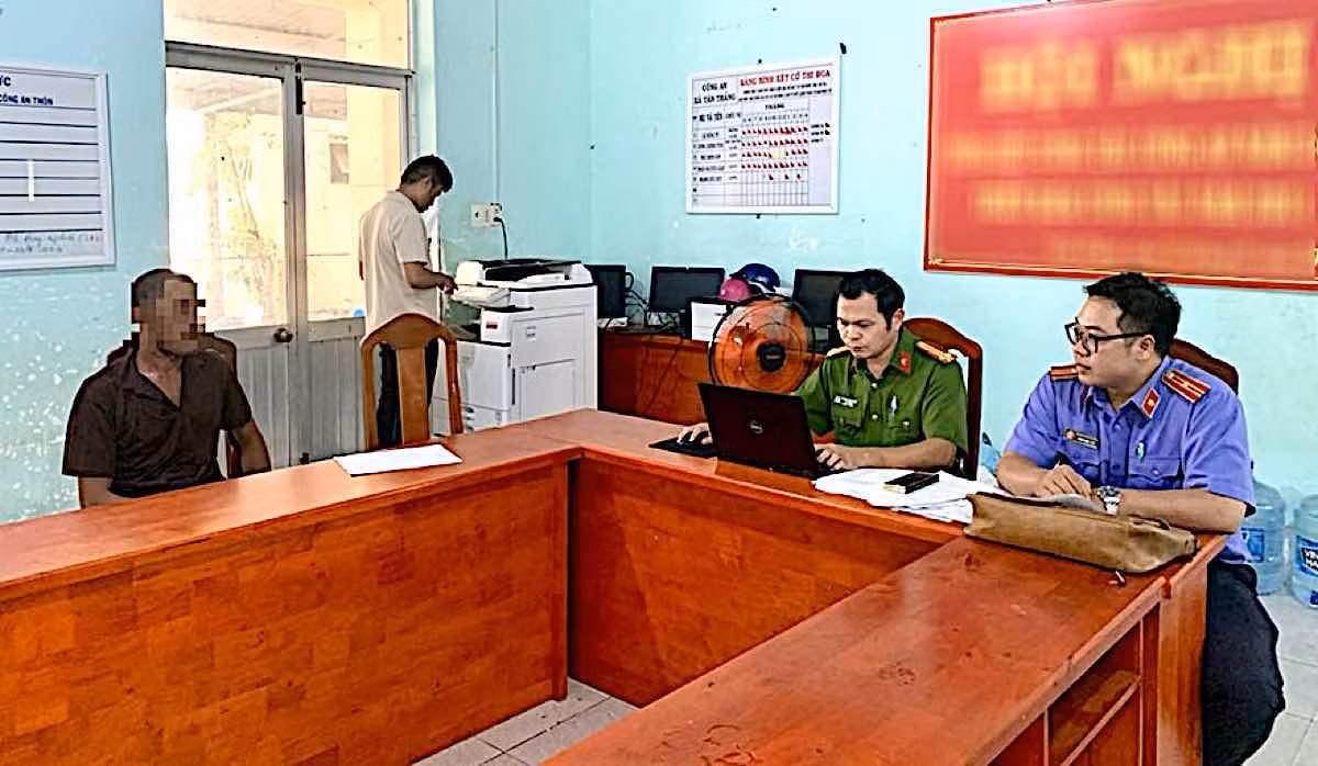 Tạm giữ hình sự cha dượng xâm hại con riêng của vợ -0