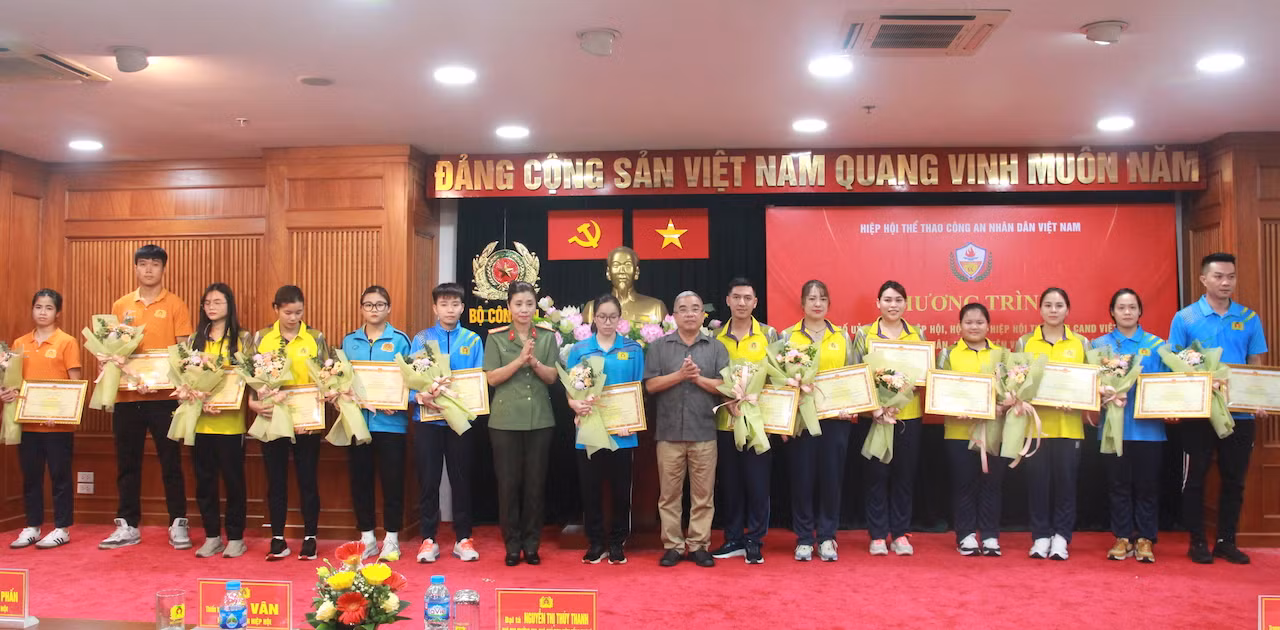 Bổ sung Uỷ viên Ban Chấp hành Hiệp hội Thể thao CAND, khen thưởng tập thể, cá nhân xuất sắc -2