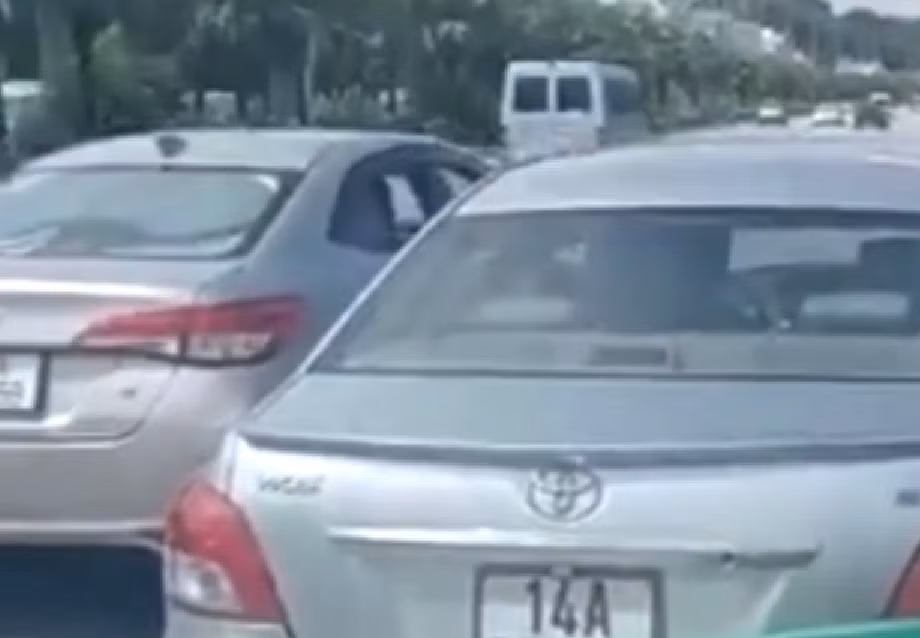 2 lái xe taxi “dù” bị khởi tố về hành vi gây rối trật tự công cộng ở Quảng Ninh -0