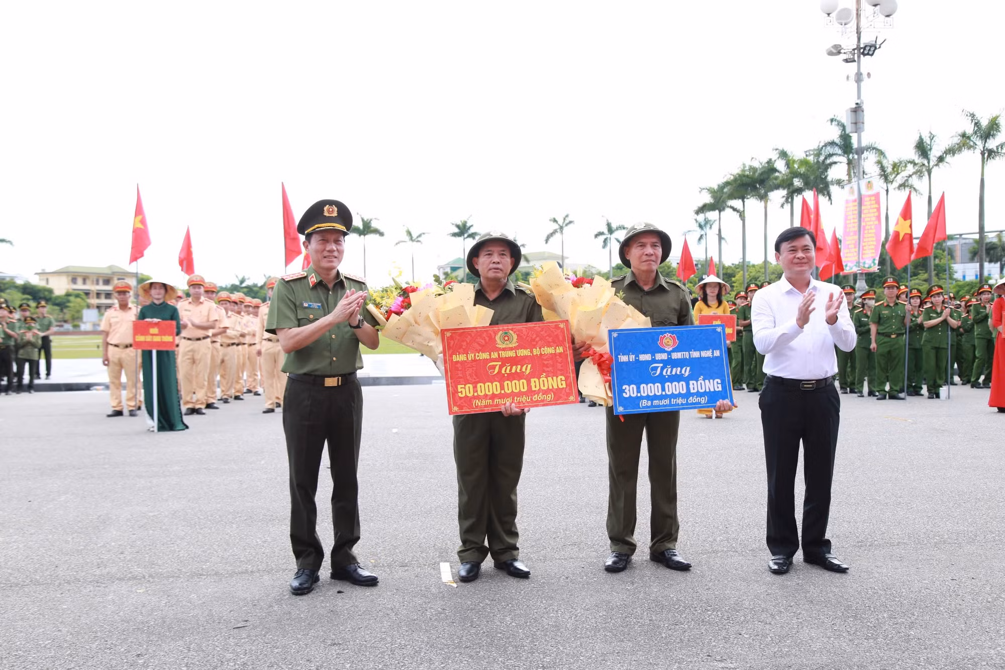Bộ trưởng Lương Tam Quang: Lực lượng tham gia bảo vệ an ninh, trật tự ở cơ sở phải nỗ lực hết mình, khắc phục khó khăn để hoàn thành xuất sắc mọi nhiệm vụ -0