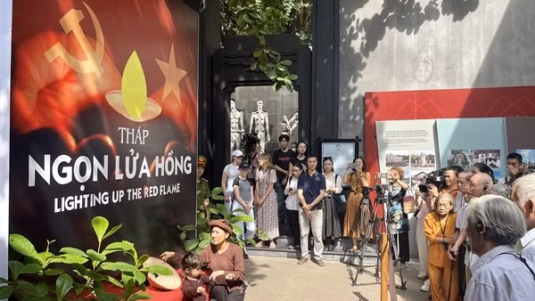 “Thắp ngọn lửa hồng” tại Di tích Nhà tù Hỏa Lò tri ân anh hùng, liệt sĩ