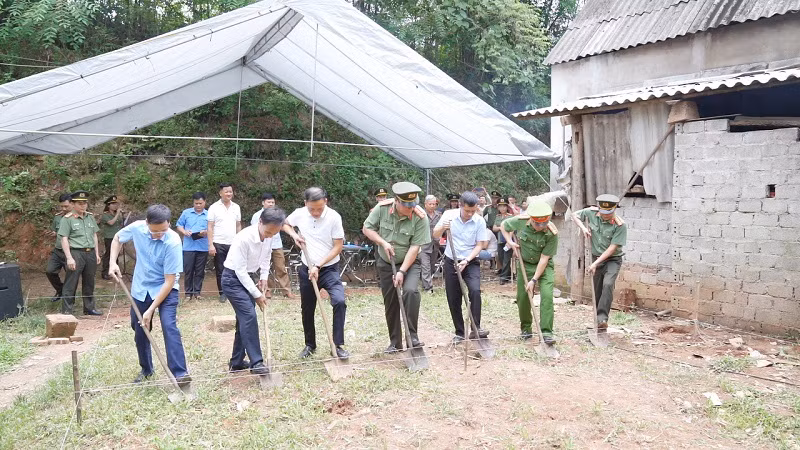 Công an tỉnh Hòa Bình khởi công và khánh thành bàn giao nhà tình nghĩa -1