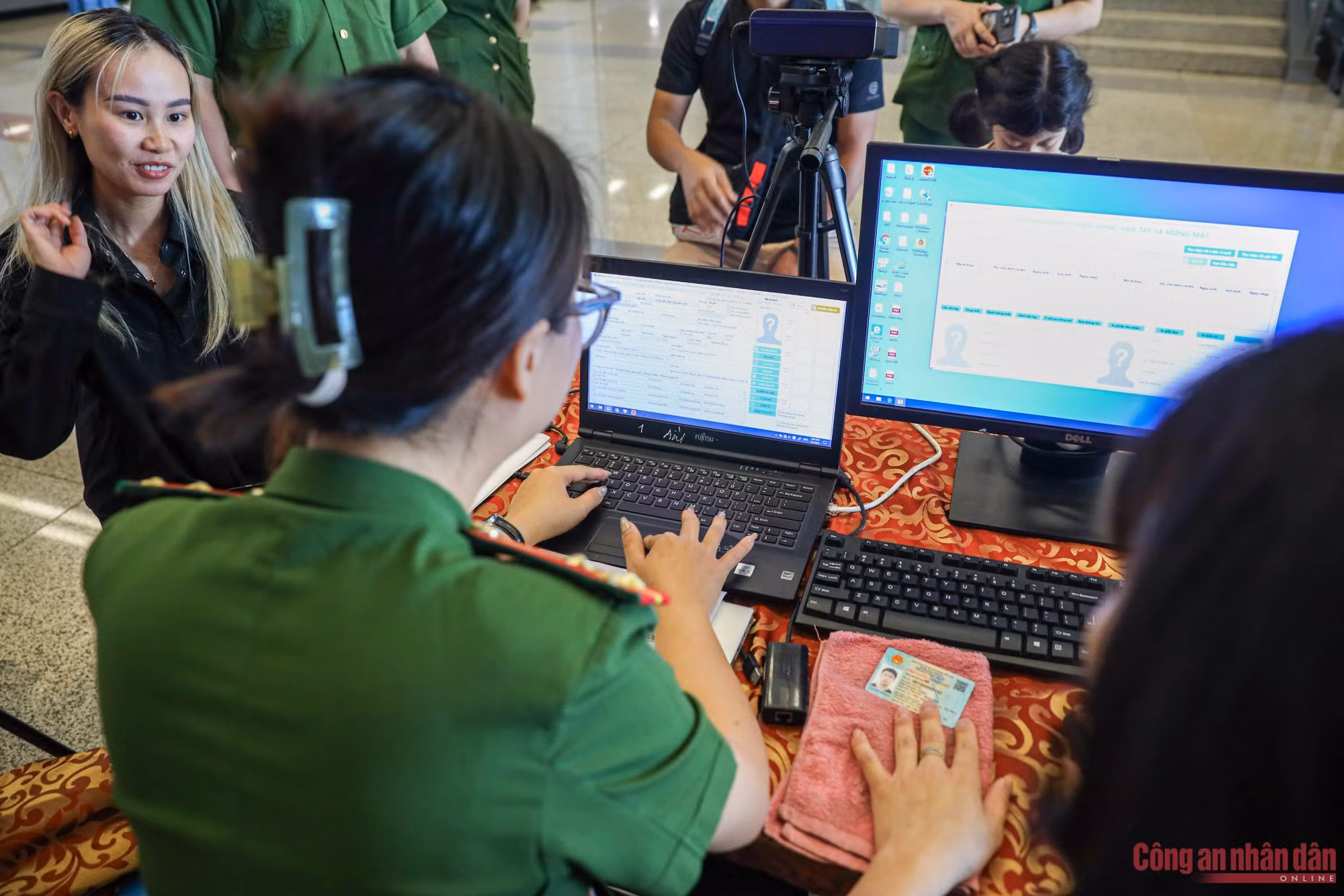 Ngày đầu thu thập sinh trắc học cho Công dân Việt Nam tại sân bay -8