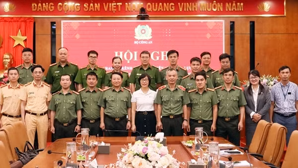 Triển khai trang bị kênh thông tin liên lạc giữa lực lượng tham gia bảo vệ ANTT ở cơ sở với Công an chính quy