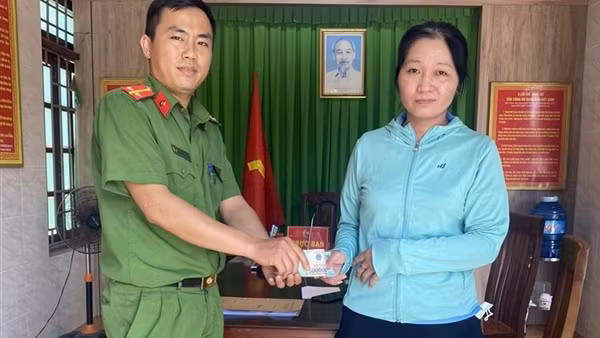 Công an giúp tìm và trao trả cọc tiền của người phụ nữ bị đánh rơi