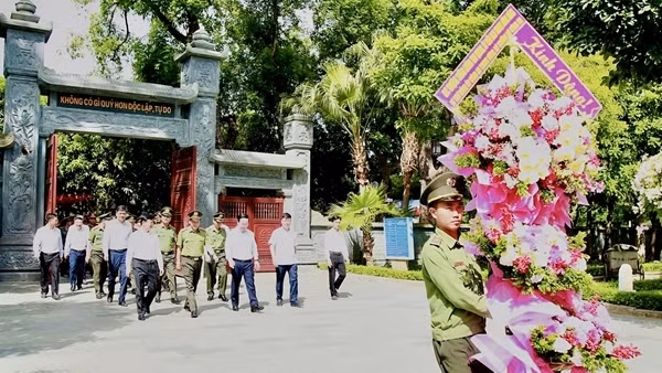 Bộ trưởng Lương Tam Quang dâng hương tại Khu di tích Quốc gia đặc biệt Kim Liên