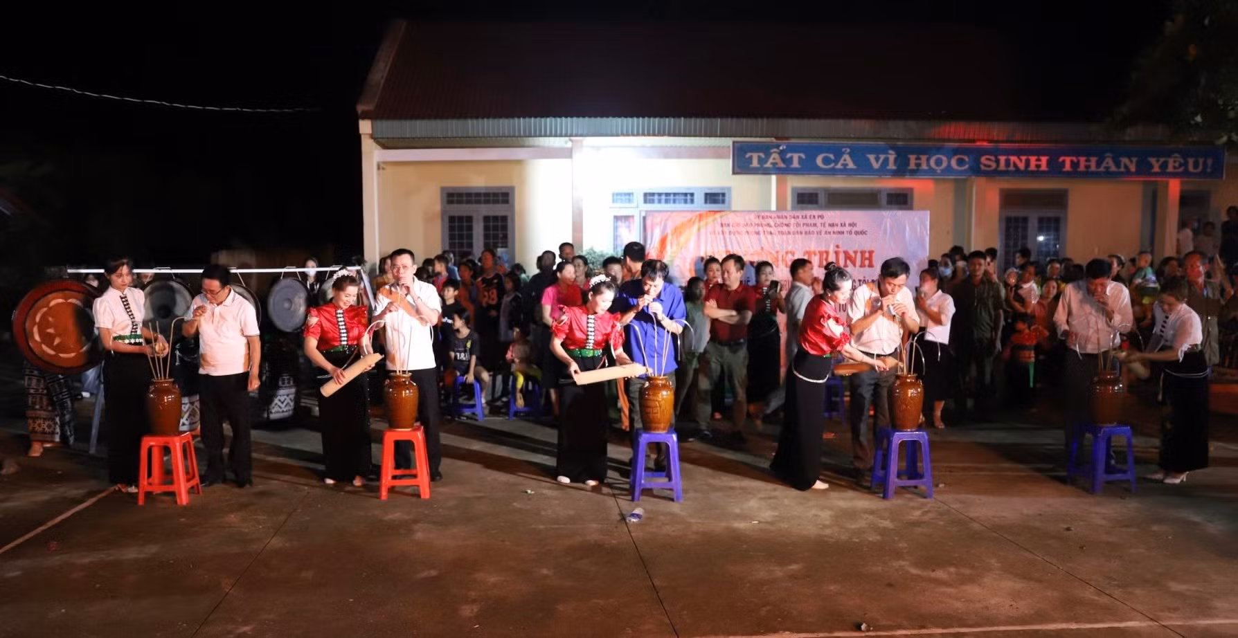 Ấn tượng đêm giao lưu văn nghệ và tuyên truyền, phổ biến pháp luật tại xã Ea Pô -0