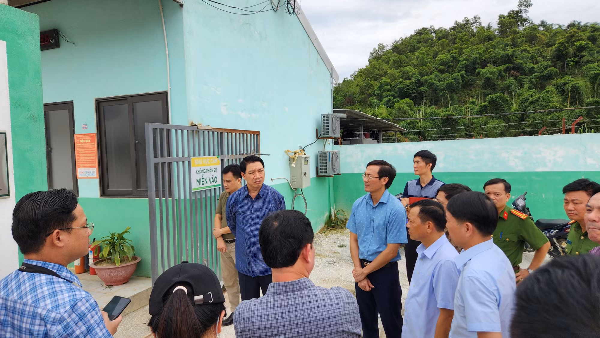 Yêu cầu đình chỉ hoạt động trại chăn nuôi lợn gây ô nhiễm môi trường -0