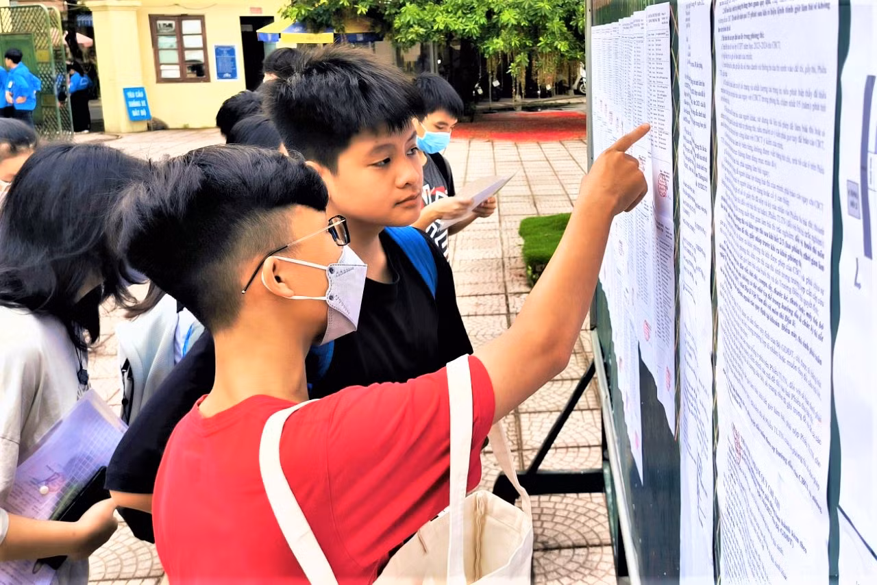 Điểm chuẩn vào lớp 10 công lập của Hà Nội giảm nhẹ so với năm 2023 -0
