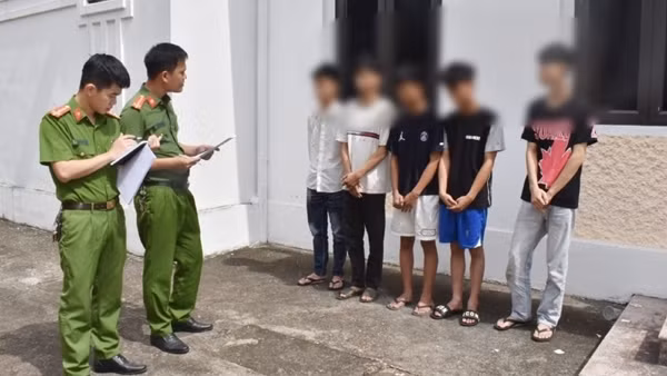 Năm nhân viên nhà hàng nửa đêm mang túyp sắt gây sự đánh nhau