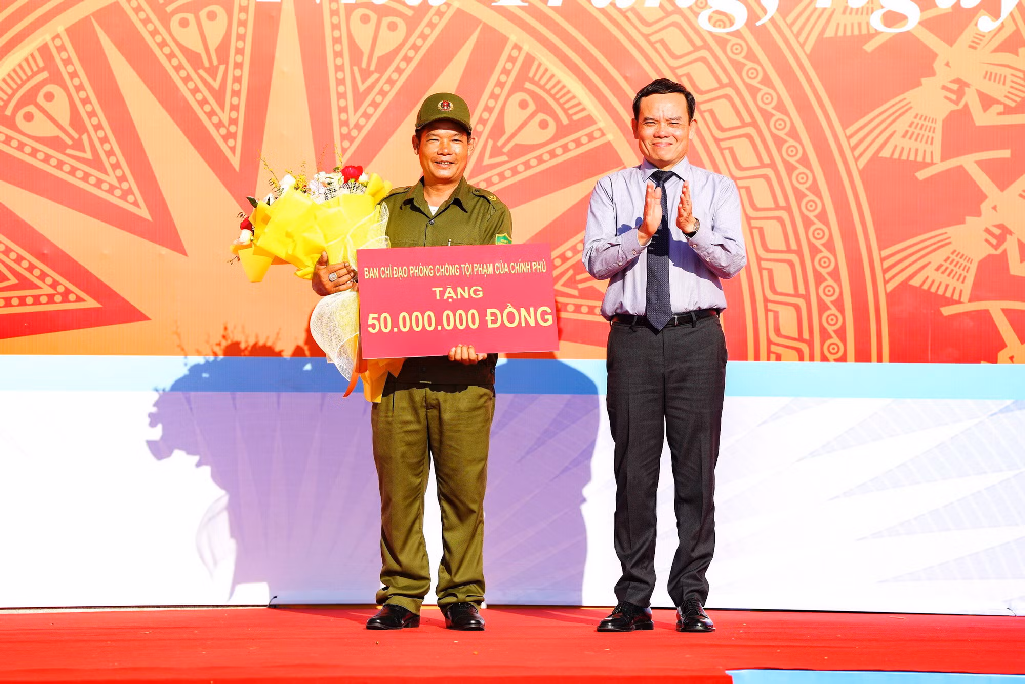 Phó Thủ tướng Chính phủ Trần Lưu Quang dự lễ ra mắt Lực lượng TGBV ANTT ở cơ sở tại Khánh Hòa -0