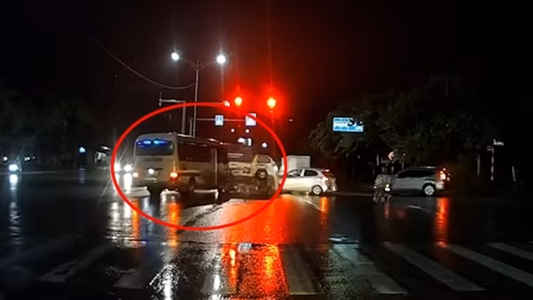 Xe khách vượt đèn đỏ đâm lật ô tô tải rồi bỏ chạy