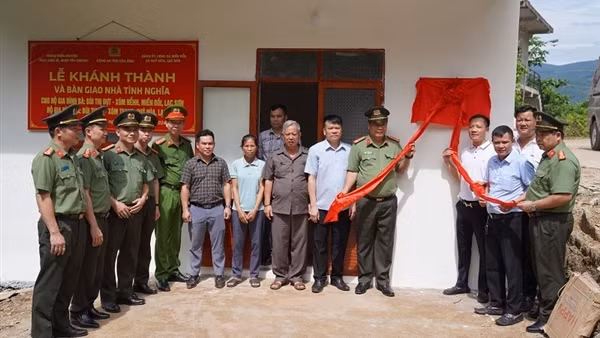 Công an tỉnh Hòa Bình khởi công và khánh thành bàn giao nhà tình nghĩa