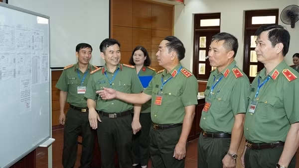 Thứ trưởng Trần Quốc Tỏ kiểm tra công tác tổ chức Kỳ thi đánh giá của Bộ Công an năm 2024