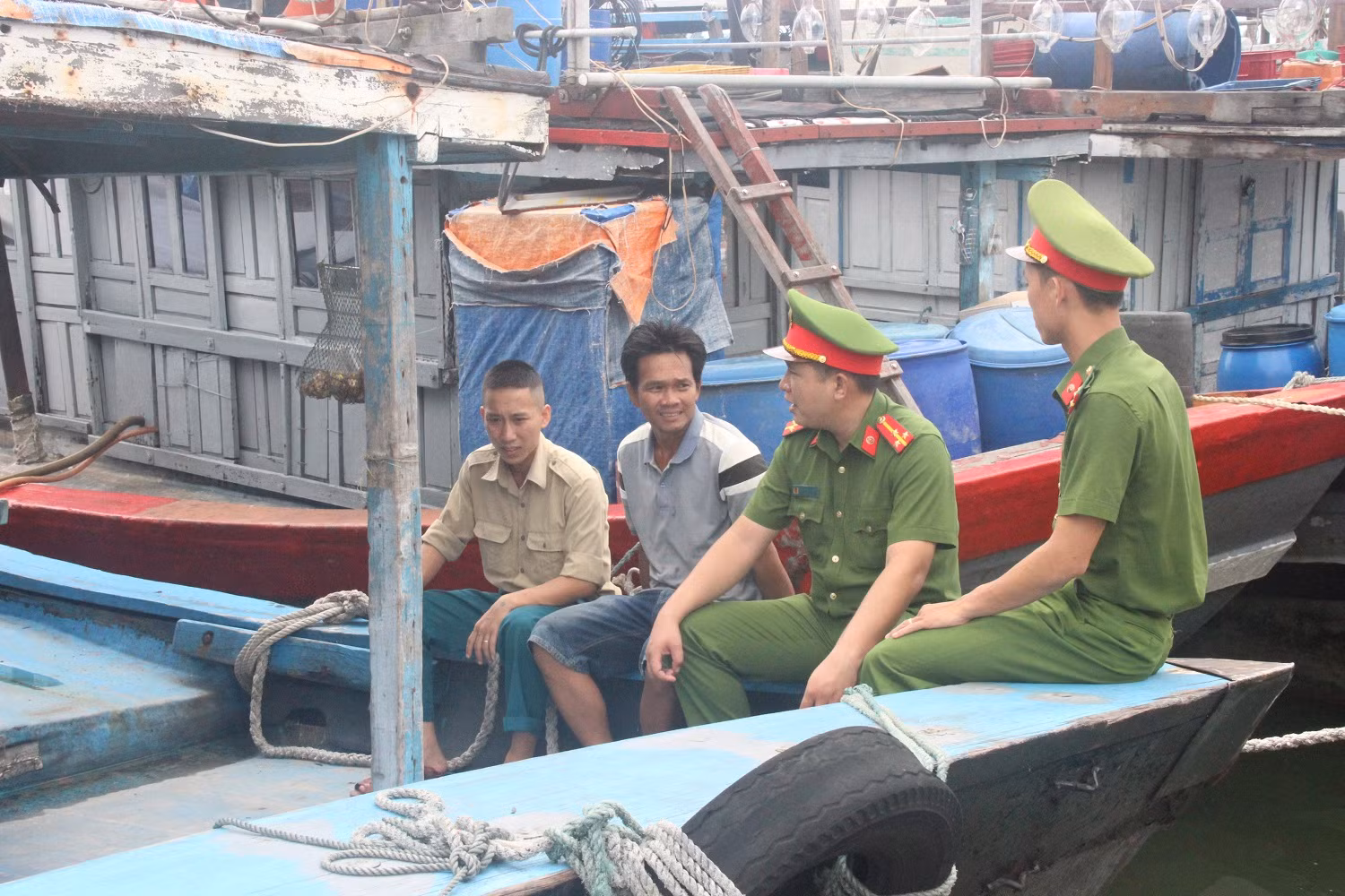 Tuyên truyền, vận động ngư dân bám biển, khai thác hải sản hợp pháp -0