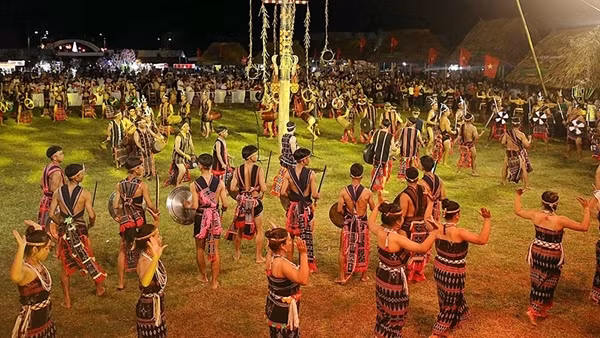Để tiếng cồng chiêng mãi ngân vang trên dãy Trường Sơn