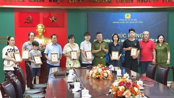 Những công dân đầu tiên tại Hà Nội được nhận căn cước trong niềm vui mừng, phấn khởi
