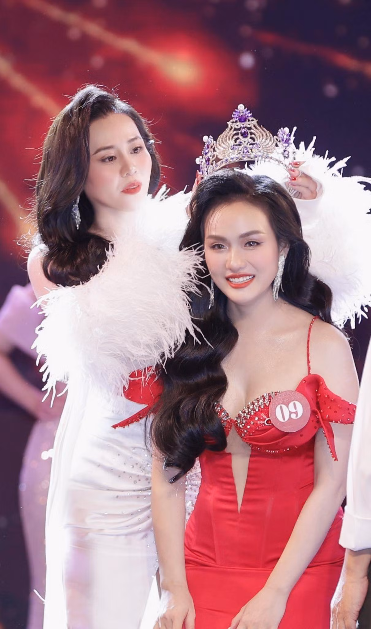 Vũ Thị Hoa đăng quang Mrs Earth Vietnam 2024 -0