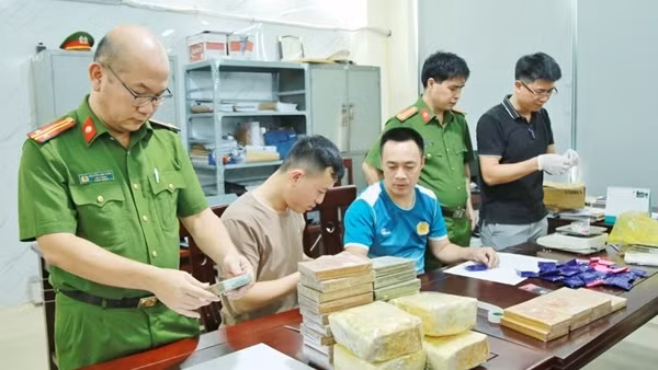 Bắt 2 đối tượng, thu giữ 27 bánh heroin và 5 kg ma túy đá