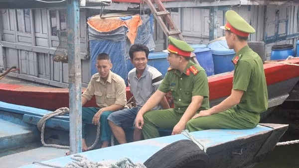 Tuyên truyền, vận động ngư dân bám biển, khai thác hải sản hợp pháp
