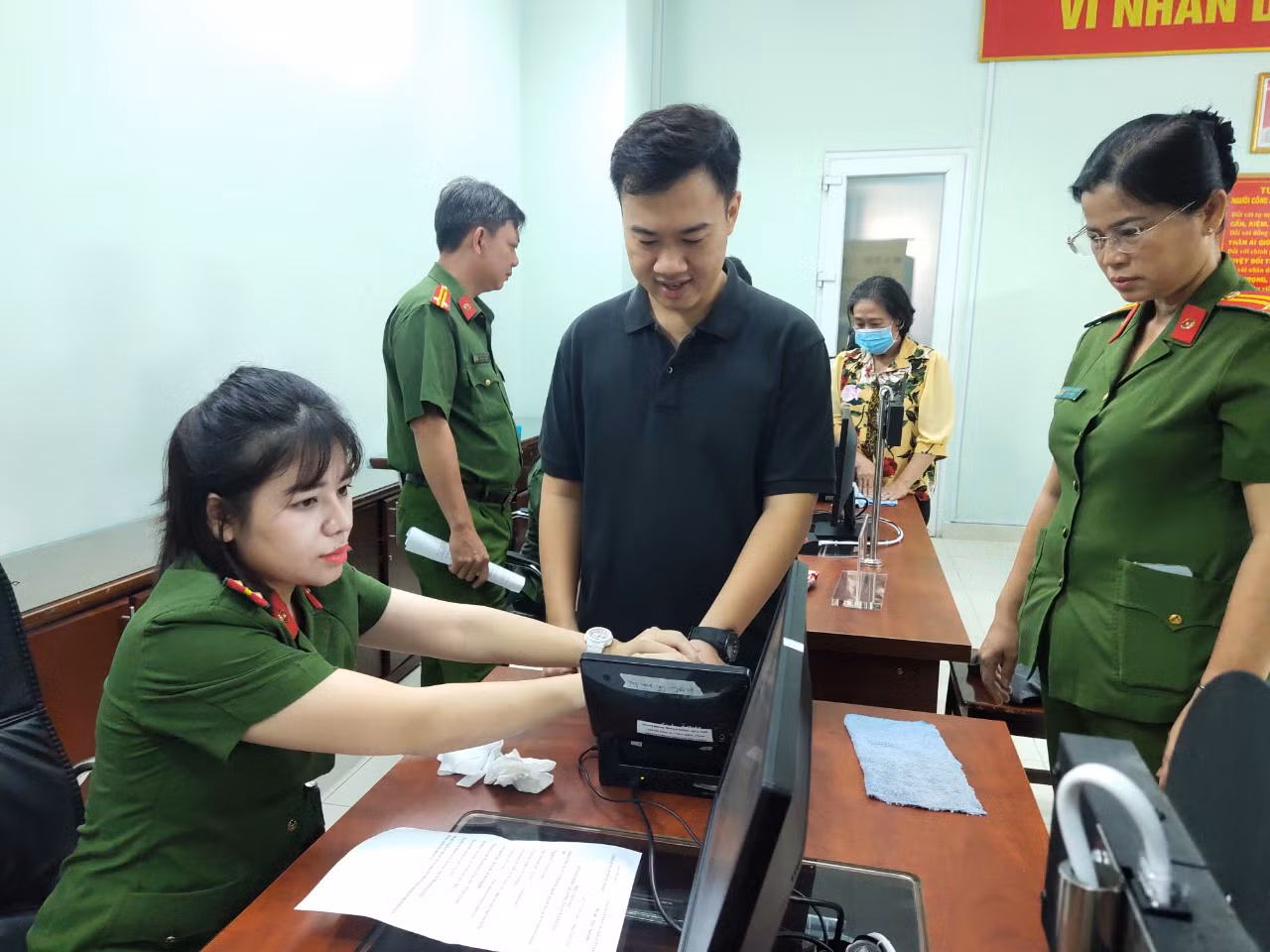 Người dân TP Hồ Chí Minh phấn khởi đi làm căn cước công dân dịp đầu xuân -0