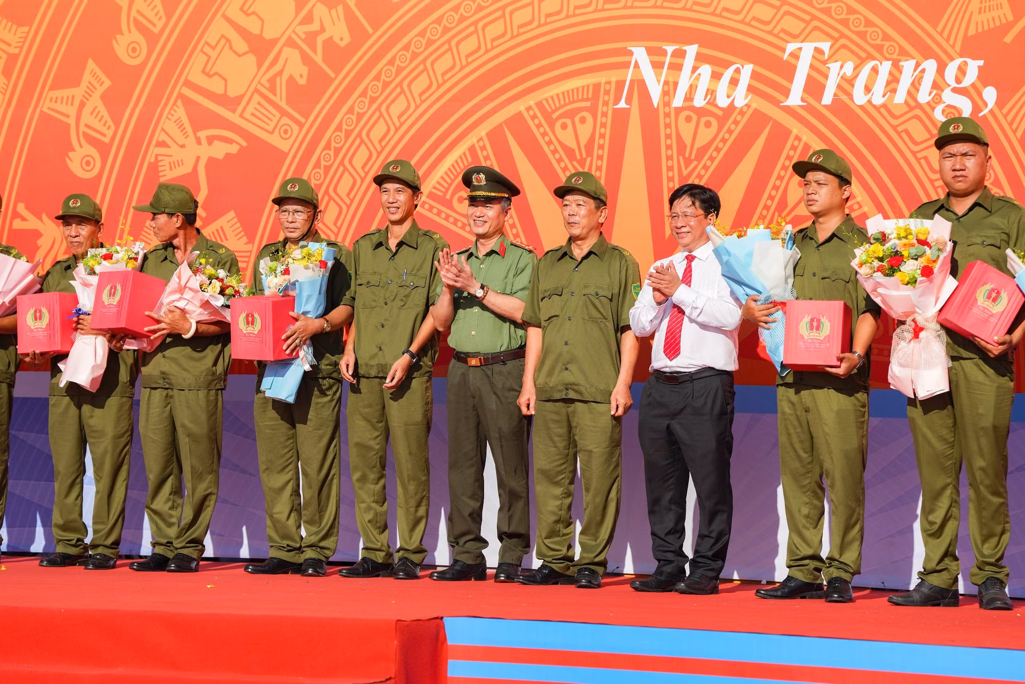 Phó Thủ tướng Chính phủ Trần Lưu Quang dự lễ ra mắt Lực lượng TGBV ANTT ở cơ sở tại Khánh Hòa -0