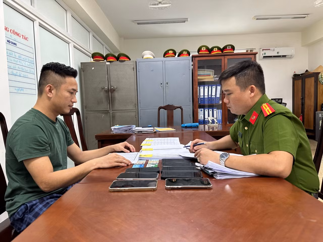 Phá đường dây cá độ bóng đá mỗi tháng gần 100 tỷ đồng -0