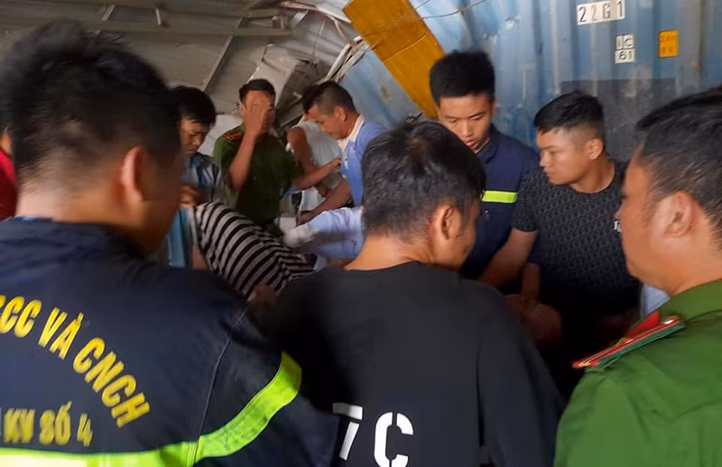 Vĩnh Phúc: Lật xe bồn chở gần trăm tấn xi măng rời, 4 người thoát chết trong gang tấc -0
