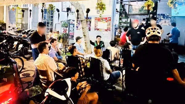 "Dính" đường dây cá độ bóng đá, 2 cán bộ văn phòng đăng ký đất đai bị bắt
