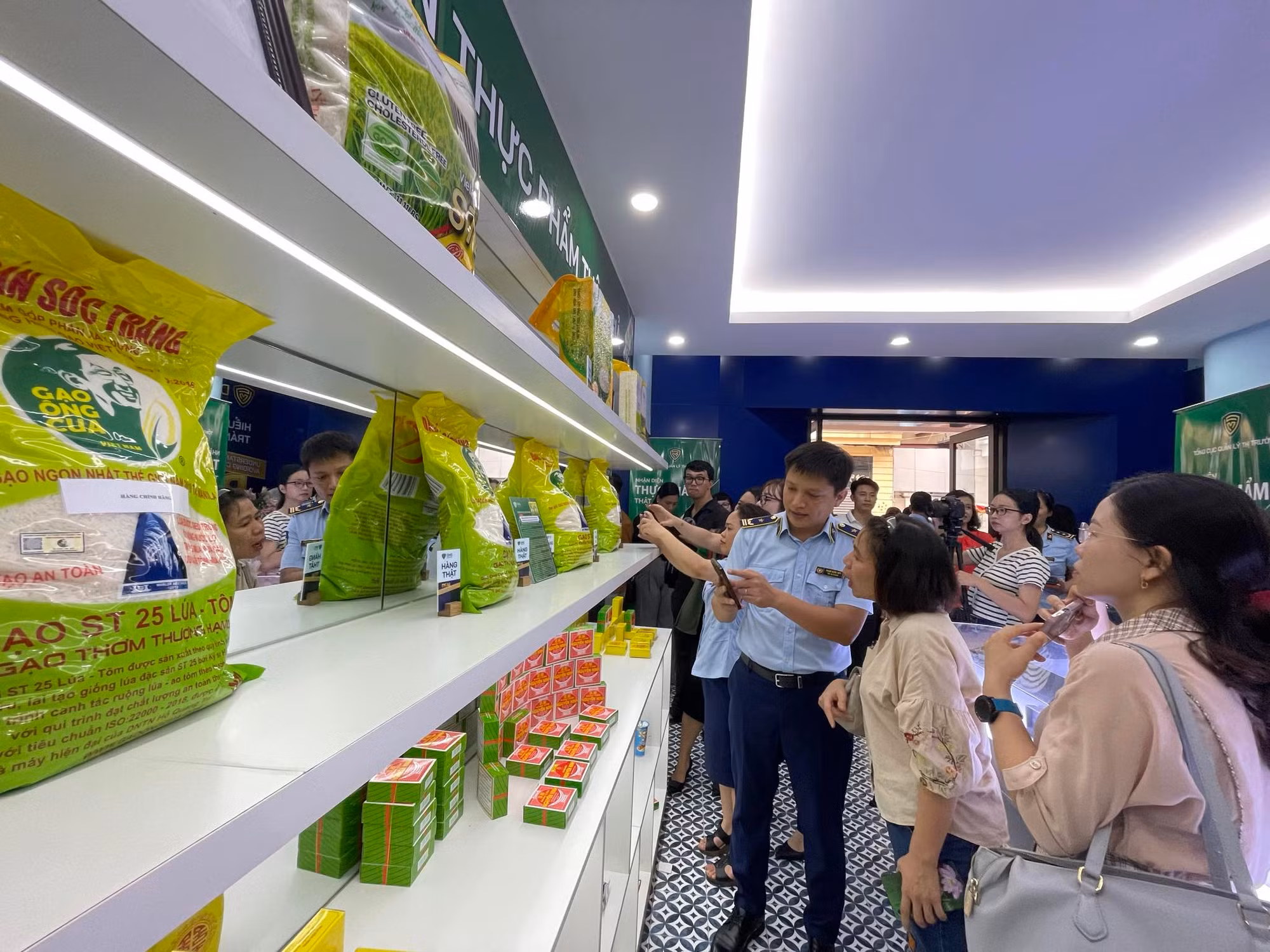 Mở cửa phòng trưng bày gạo, sữa, nước uống... thật- giả -0