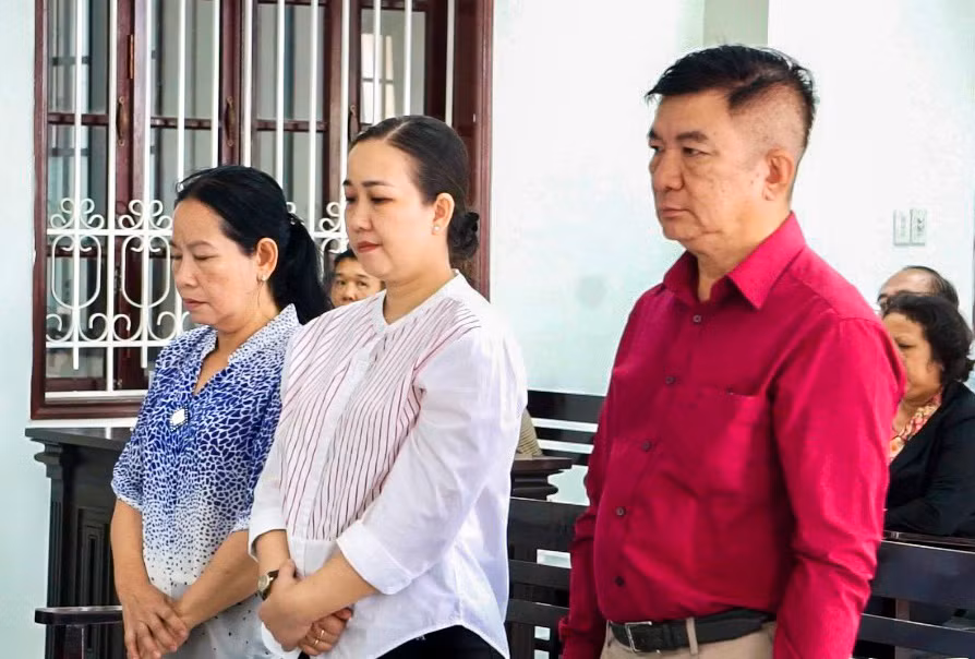 Cựu Giám đốc Bệnh viện Đa khoa tỉnh Vĩnh Long cùng 2 thuộc cấp lĩnh án -0