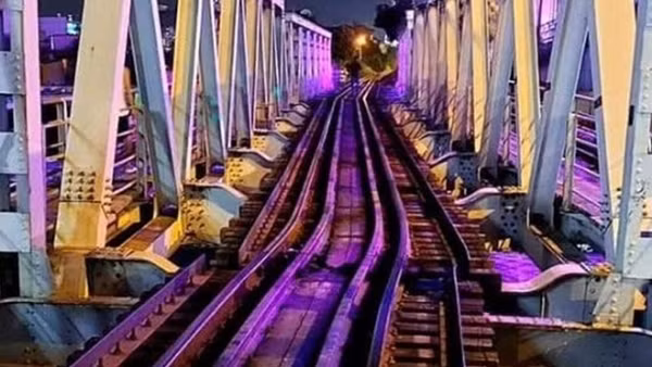 Tàu thủy đâm hỏng cầu đường sắt, hành khách phải thay đổi hành trình tuyến Hà Nội – Hải Phòng