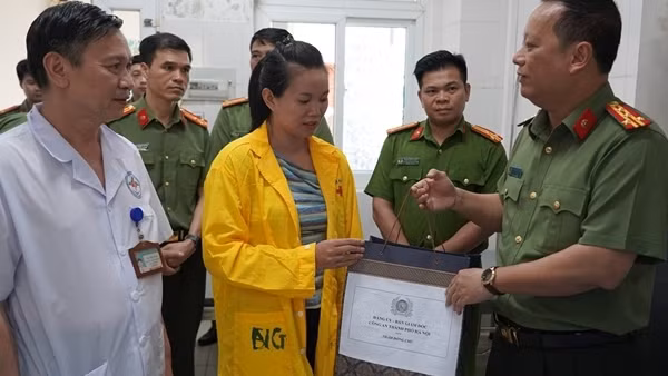 Lãnh đạo Công an TP Hà Nội thăm cán bộ Công an huyện Sóc Sơn bị thương trong khi làm nhiệm vụ
