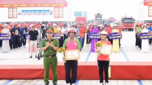 Trao giải Hội thi nghiệp vụ chữa cháy và cứu nạn, cứu hộ “Tổ liên gia an toàn PCCC” toàn quốc