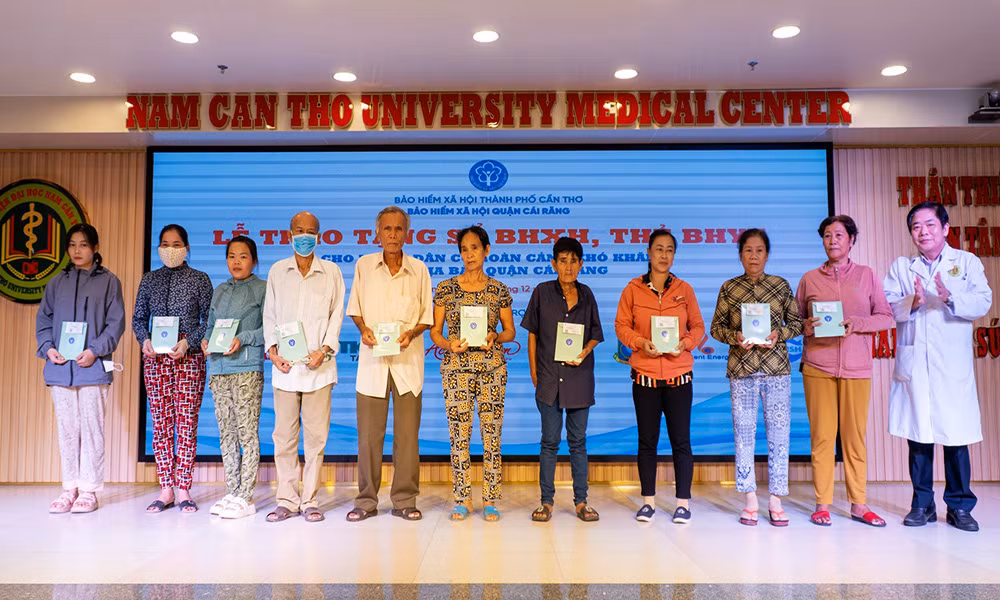 Nhiều địa phương vận động tặng sổ BHXH, thẻ BHYT cho người có hoàn cảnh khó khăn -0