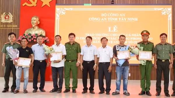 Khen thưởng, biểu dương 3 người dân dũng cảm truy bắt tội phạm