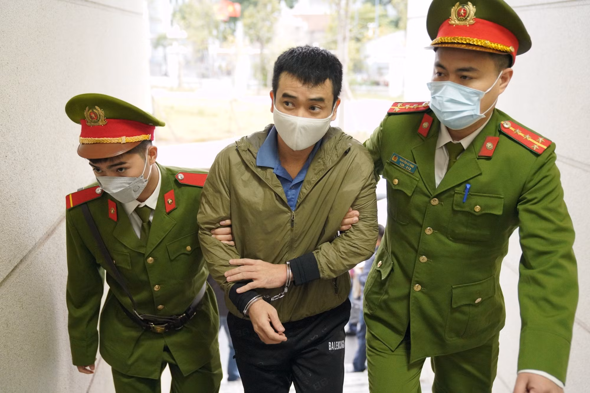 Những hình ảnh đầu tiên trong ngày đầu xét xử đại án kit test Việt Á -0