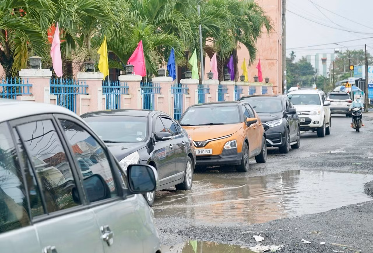 Ô tô ùn ùn vào khu dân cư phá nát đường xá, gây mất ATGT -1